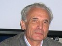 Johan Derks volas enretigi la komitatan laboron