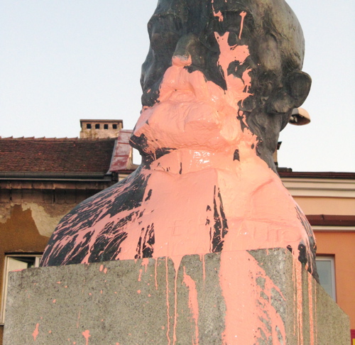 Farbinto de Zamenhof-busto kaptita en Bjalistoko