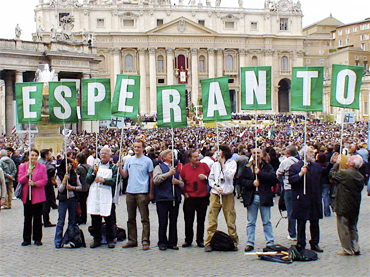 La papo pasksalutis esperante