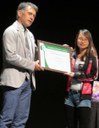 Prezidanto Mark Fettes transdonas la diplomon pri la Trofeo Fyne al Nguyen Thi Nep. (Foto: Amri Wandel) UEA premiis Vjetnaman Esperanto-Asocion