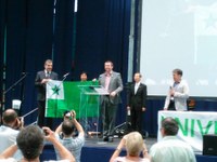 La urbestro de Nitro kaj Peter Baláž, la prezidanto de la LKK, simbole transdonas la kongresan flagon. Fotoj de Vasil Kadifeli. Monkolekto anstataŭis kongresan rezolucion