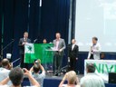 La urbestro de Nitro kaj Peter Baláž, la prezidanto de la LKK, simbole transdonas la kongresan flagon. Fotoj de Vasil Kadifeli. Monkolekto anstataŭis kongresan rezolucion