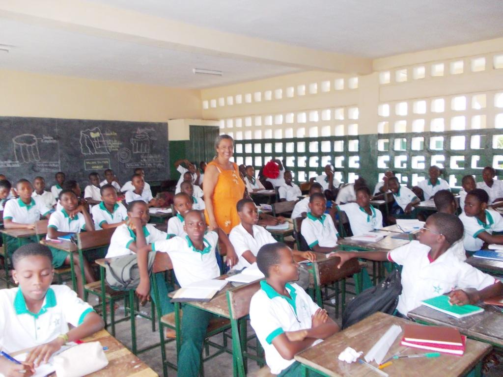 La brazilanino Franciska de Oliveira Calegari vizitis Instituton Zamenhof en Lome (TOGOLANDO).