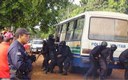 Policanoj apudas la buso Rondonópolis funebras Ludovikon